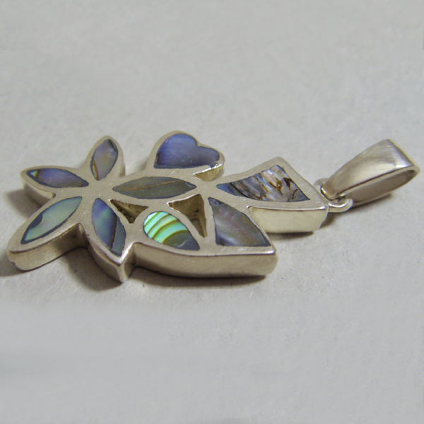(p1241)Silver pendant motif flower.